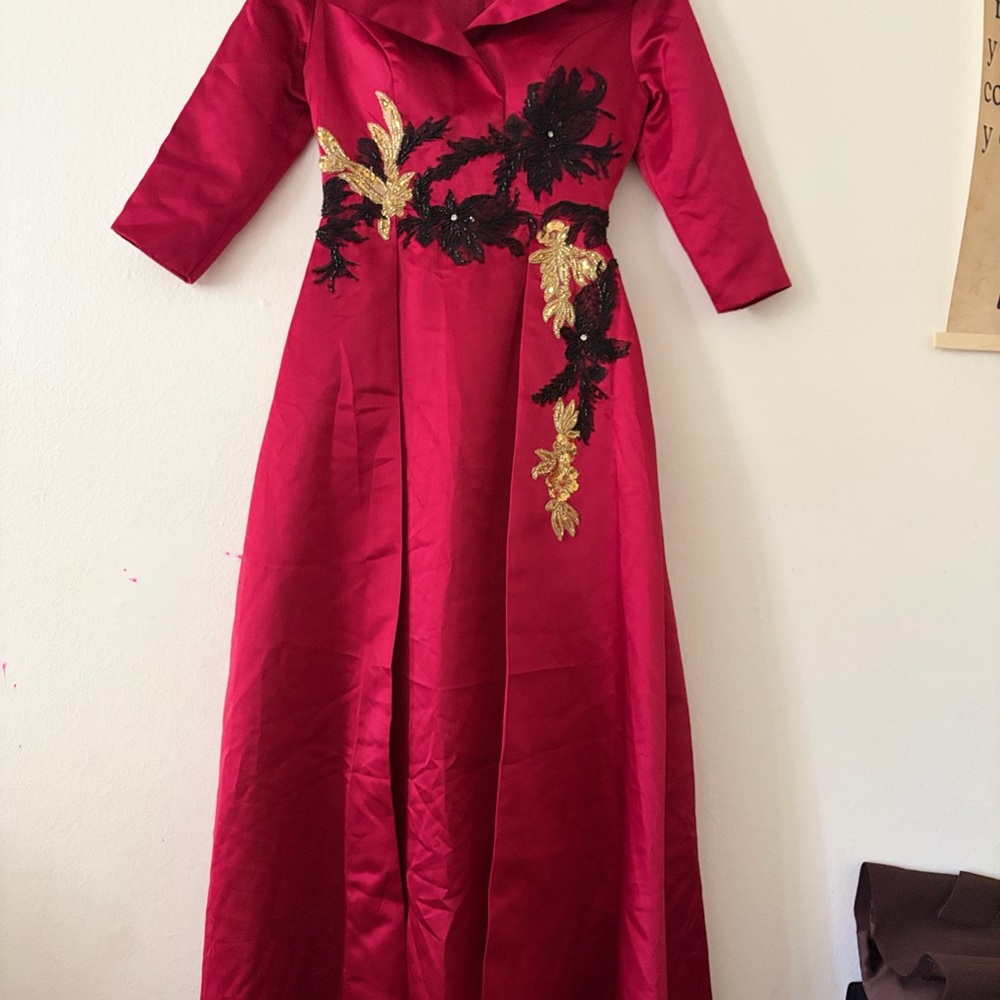 Red Satin Long-Sleeve Evening Dress with Appliqué Detail - Picture 7 of 15